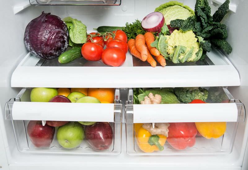 Холодильник позволяет создать оптимальные условия для сохранения фруктов, овощей и зелени
