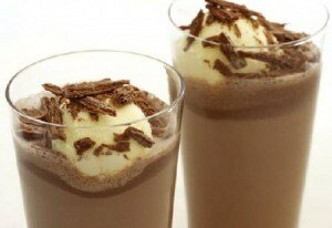 Молочный коктейль с какао и шоколадной стружкой