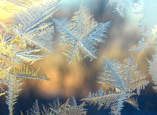 Морозные узоры на стекле зимой