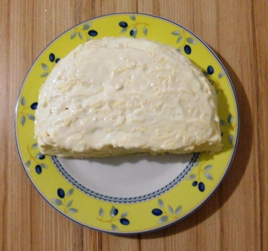 Покрываем слой сыра обильно майонезом