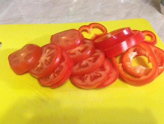 Свежие томаты промываем