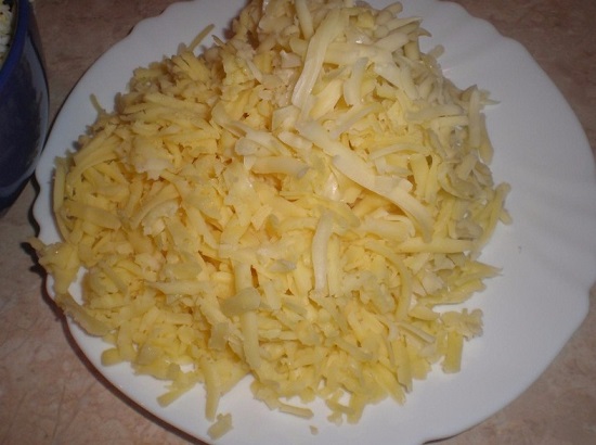 Сыр твердый натираем на крупной терке