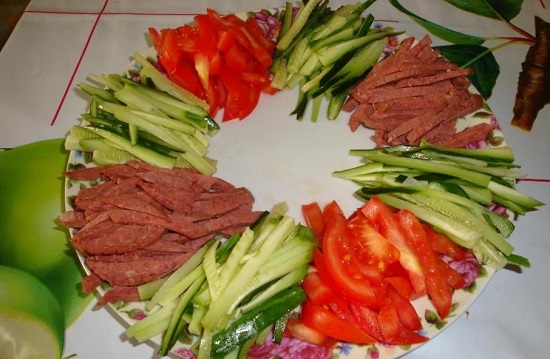 Выкладываем на блюдо еще два сегмента салата