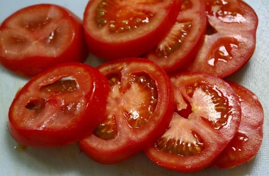  томаты нарезаем кружочками