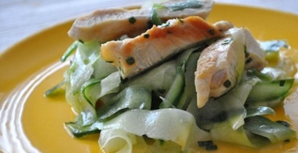 Салат с курицей и солеными огурцами - всесезонные рецепты