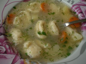 добавить зелень в суп с галушками