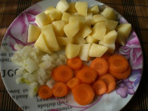 картофель, лук, морковь для супа с галушками