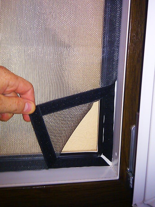 установить москитные сетки на окна