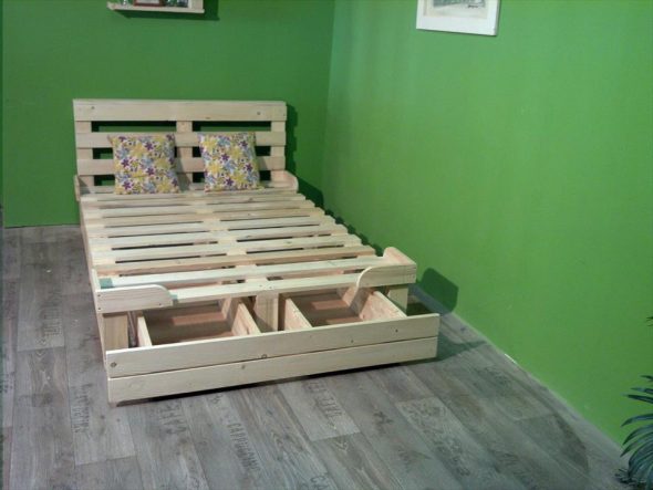 Кровать из паллет с выдвижными ящиками
