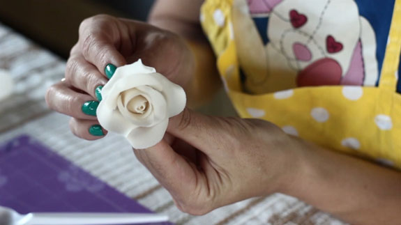 Как сделать розу из мастики: пошаговый фото-рецепт. Клеим их на бутон по 5 лепестков каждого шага