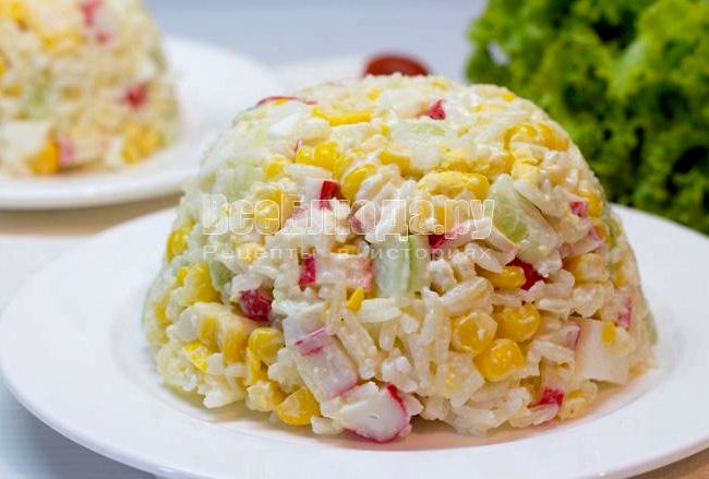 Салат с крабовыми палочками и кукурузой классический и рисом рецепт