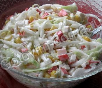 Салат с кукурузой и крабовыми палочками и капустой рецепт с фото