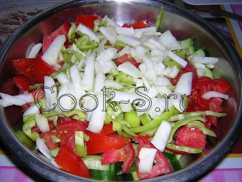 овощной салат - порезать лук