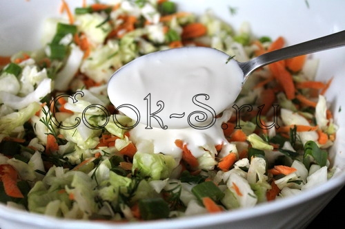 салат из свежей капусты и моркови со сметаной