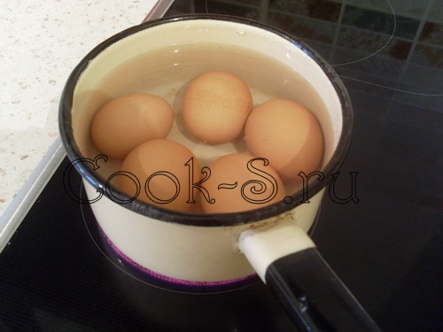 салат нежность - сварить яйца