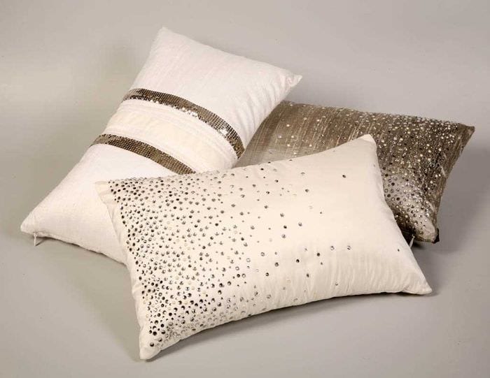 вариант современных декоративных подушек в интерьере спальни