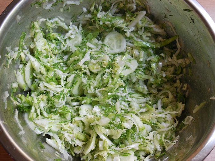 Вкусный салат из молодой капусты с огурцами