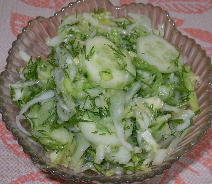 Вкусный салат из молодой капусты с огурцами
