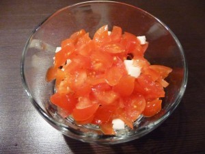 салат с сухариками и сыром - помидоры