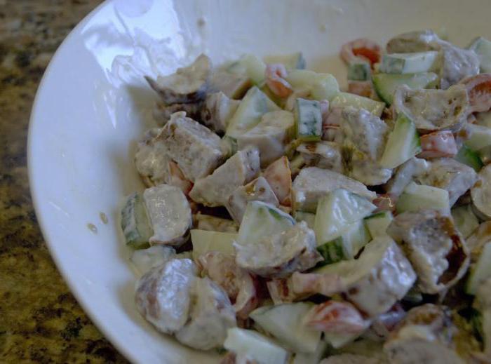 салат из колбасы и огурцов