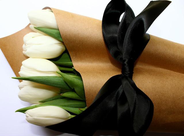 тюльпаны в упаковке: шарм и очарование