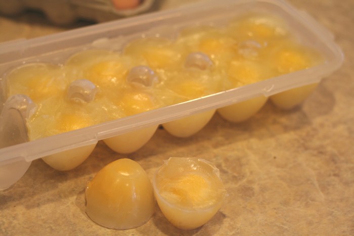 Замороженные яйца в контейнере