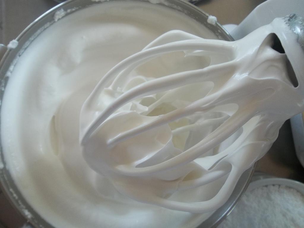 Крем для покрытия торта белого цвета