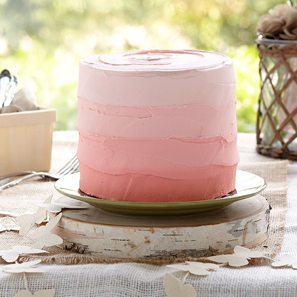 Торт бело-розовый из крема