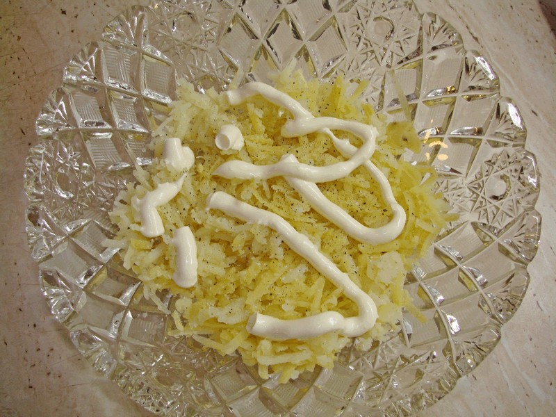 Слой картофеля солим, перчим и зигзагом поливаем майонезом
