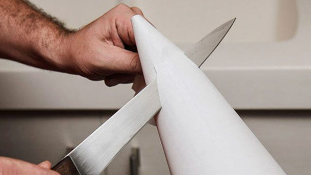 С помощью простой бумаги можно проверить остроту ножа