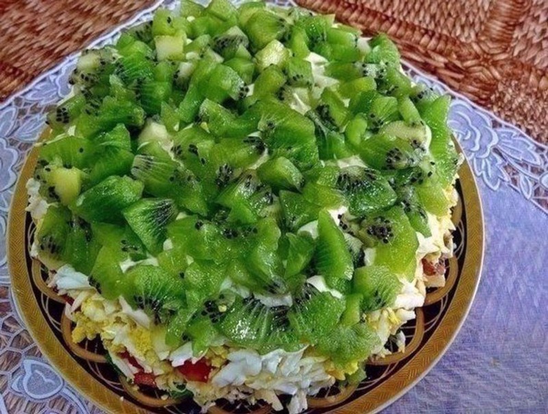 Крабовый салат с киви