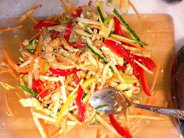 Тёплый салат по тайски с курицей и овощами рецепт