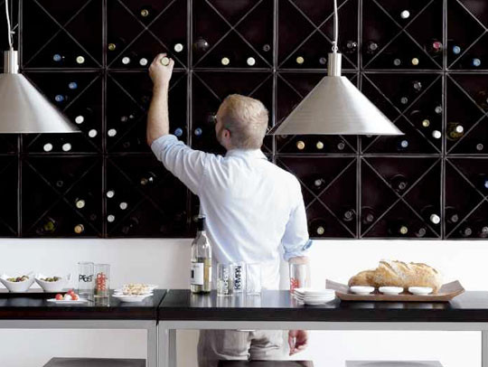 как хранить бутылки с вином на кухне