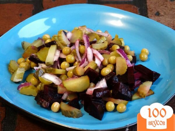 Фото рецепта: «Зимний салат с солеными огурцами и горошком»