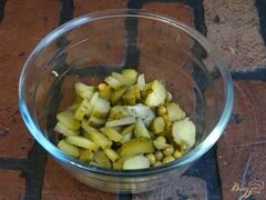 «Зимний салат с солеными огурцами и горошком» - приготовления блюда - шаг 2