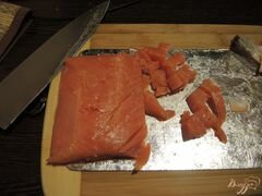 «Слоёный салат с красной рыбой» - приготовления блюда - шаг 5