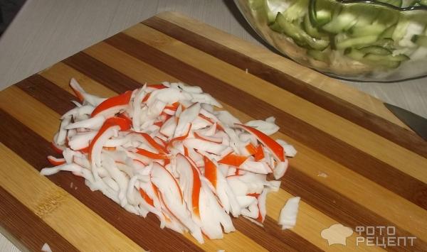 Салат с капустой и крабовыми палочками фото