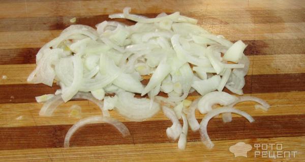 Салат с капустой и копченой колбасой фото