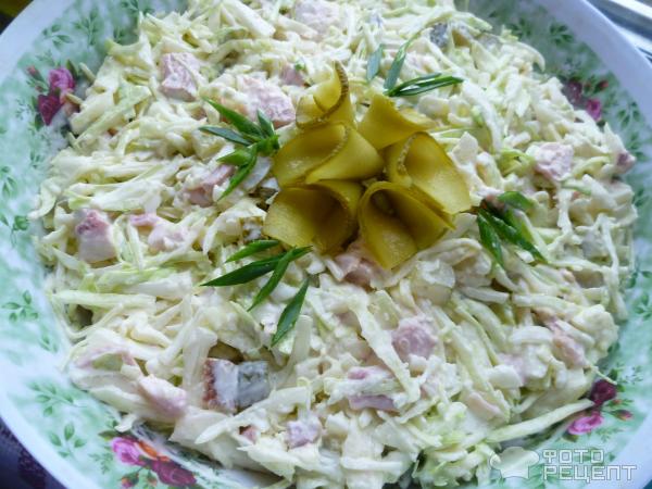 Салат с курицей и белокочанной капустой фото