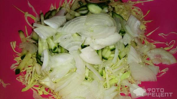 Салат из капусты с горошком, луком и зеленью фото