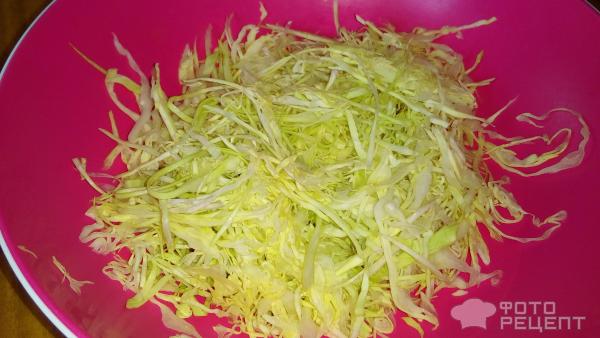 Салат из капусты с горошком, луком и зеленью фото