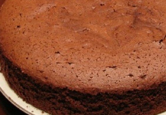 бисквитный цветной торт из теста с добавлением какао-порошка