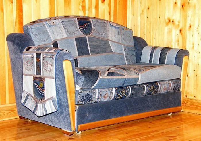 Старые разнохарактерные джинсовые изделия можно гармонично соединить в виде обивки дачного дивана