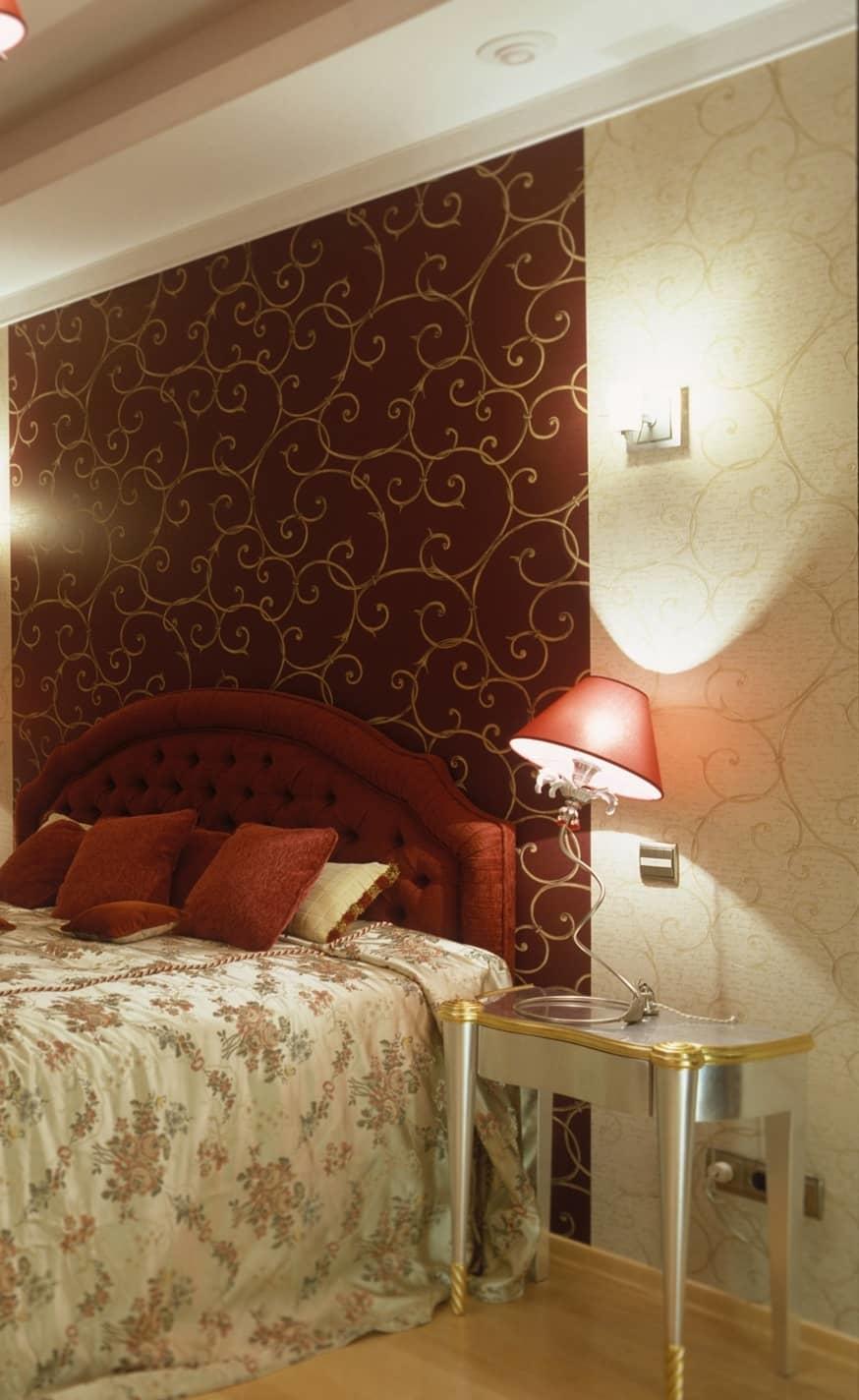 С помощью панно из обоев в спальне можно обозначить спальную зону, главное — выбрать правильное сочетание цветов