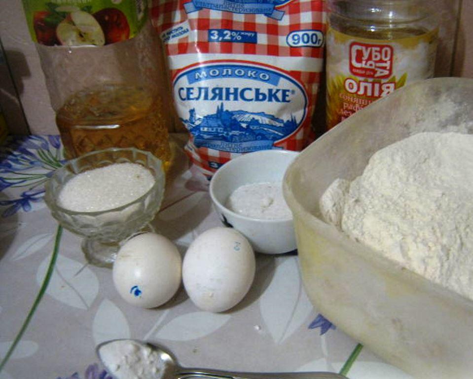 Подготавливаем продукты для приготовления оладий по классическому рецепту