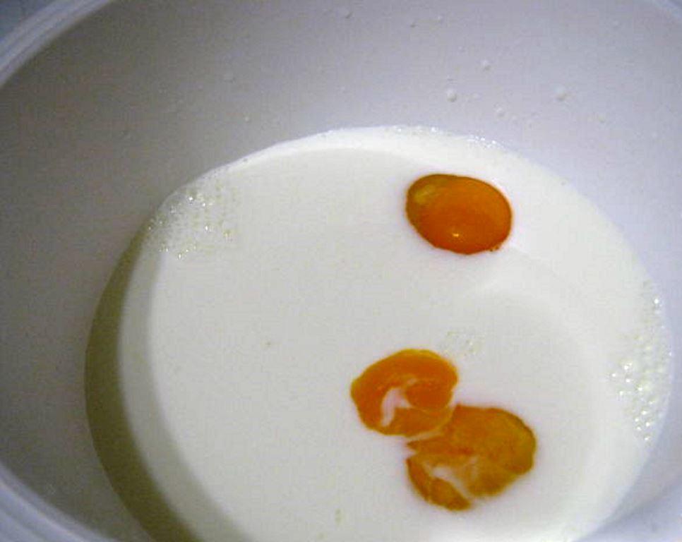 В емкость с молоком добавляем яйца 