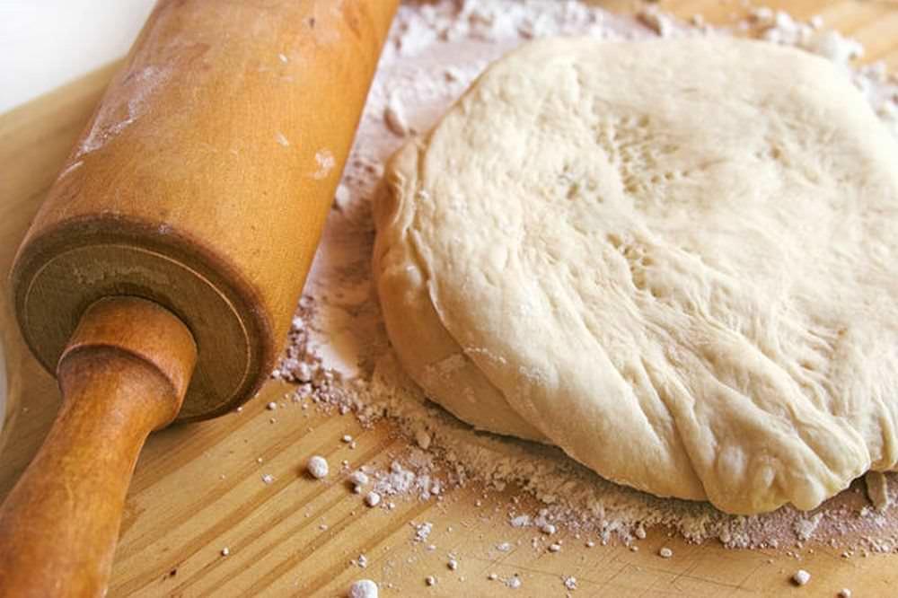 Для начала приготовьте в меру крутое тесто, чтобы оно не липло к рукам