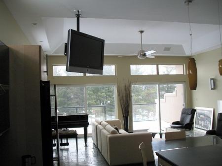 Закрепленный телевизор на потолке хорошо смотрится в интерьере, выполненном в стиле хай-тек 