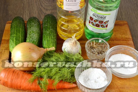 Ингредиенты для приготовления салата из огурцов, моркови и лука на зиму
