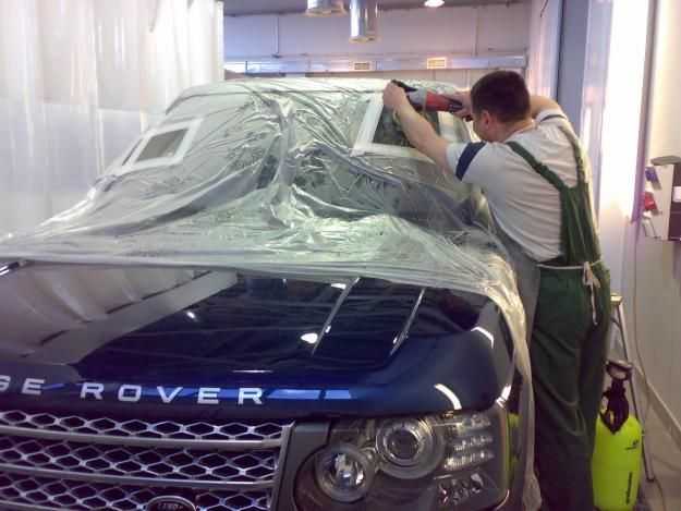 Автомобиль надо тщательно подготовить к полировке лобового стекла своими руками